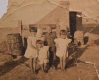 Sourozenci Hofmanovi při stavbě domu v roce 1931