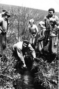 Tatínek Moravec, Jaromír (druhé dítě zprava) a bratr Jiří v šedesátých letech 20. století