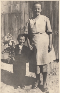 Zbyněk Unčovský with his grandmother in 1933
