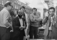 Dosažení přifázování 2. bloku JE Dukovany do sítě, Dalibor Matějů druhý zleva, únor 1986