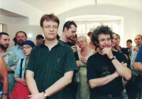 Ludvík Hlaváček (vpravo) na vernisáži jedné z prvních výstav v galerii Jelení, 1999