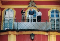 Zahájení rezidenčního programu SCSU Praha pro umělce na zámku Čimelice, zleva: Kacha Kastner, Theodor Pištěk, Ludvík Hlaváček, konec 90. let
