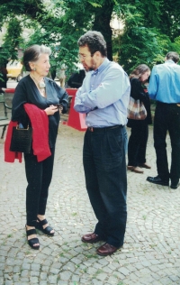 Odhalení díla Tomáše Kotíka na Sněmovním náměstí v Praze, Ludvík Hlaváček spolu s Medou Mládkovou, 2000