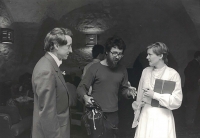 Ludvík Hlaváček (uprostřed) na svatbě přátel, 1983