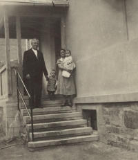 Rodina Hanušova před domem v Jablonném nad Orlicí, říjen 1933