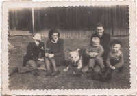 Na rodinné fotce s matkou, 40. léta 20. století.