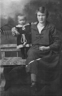 Josefa Šánová (Pryclová) with her mother Paulina, 1924