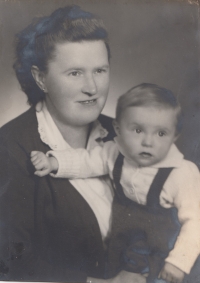 S matkou Miladou na dětském snímku, 40. léta 20. století.
