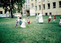Sestry v obnovené školce, počátek 90. let 20. století