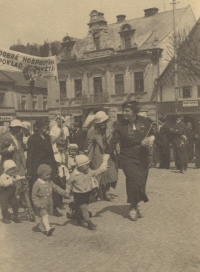 Svátek matek 1935, Jablonné nad Orlicí náměstí, paní Hanušová (vlevo v černém) se synem