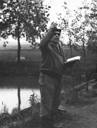 Tatínek recitující báseň