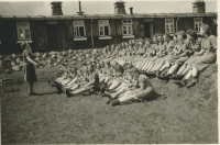 Německé dívky na výpomoc "Arbeitsmaiden" ve stonařovském lágru, 1944