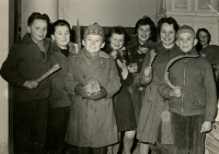 Žák základní školy Alexander Bory s archeologickými nálezy z okolí Brandýsa nad Labem