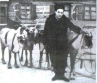 І.Олещук біля запряжених північних оленів. Воркута. 1956 рік
