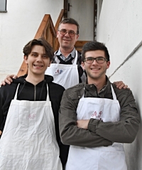 Odzadu Miroslav Panuška (*1962), vepředu zleva Jaroslav Panuška (*2000) a Miroslav Panuška (*1997) před budovou bývalého řeznictví v roce 2020