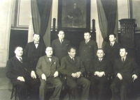 Okresní zastupitelstvo první republiky; tatínek manžela pamětnice František Kučera (druhá řada napravo) popraven v roce 1941 jako komunistický protinacistický odbojář v Kounicových kolejích
