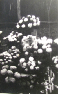 Urny komunistů popravených v roce 1941 v Kounicových kolejích, mezi nimi i otec Květušina manžela František Kučera