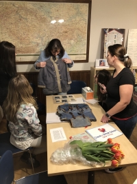 Radmila Rasmussen přinesla dětem ukázat bundu, ve které s rodiči utíkala přes hranice do Rakouska, a batůžek, ve kterém měli všechny věci