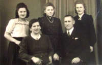 Rodiče a sestry pamětnice, pamětnice Květuše Kučerová (druhá řada vlevo)