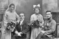 Otec František a matka Kristýna Vašákovi na fotografii vpravo