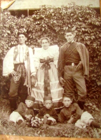 Uprostřed jako kluk otec pamětnice, československý legionář Jan Sedláček