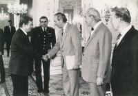 Václav Havel vítá na Hradě Emila Pražana, který za prezidentem přišel s ostatními členy předsednictva Svazu PTP, říjen 1991