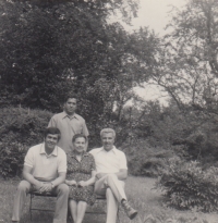 Matka a bratři Vítězslava Svozila (pamětník zcela vlevo) , 1974