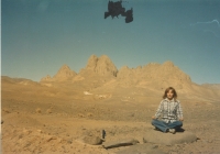 Meditácia v Tassili Hogar na juhu Alžírska. (1983)
