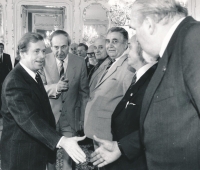 Václav Havel přijímá na Hradě členy předsednictva Svazu PTP, Emil Pražan stojí první zleva od prezidenta; říjen 1991