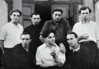 Друзі проводжають Ігоря Олещука (в першому ряду в центрі) з Воркути в Україну в липні 1956-го. 
