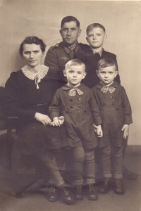 The Kräussl family, Jiří Kräussl down in the middle, 1944