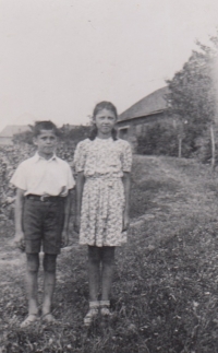 Vítězslav Svozil se sestrou v roce 1947