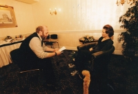 Po návratu k novinařině dělá Alexandr Neuman rozhovor s americkou zpěvačkou Sheryl Crow, Berlín, konec 90. let (foto Tomáš Martinek)