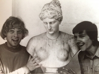 Alexandr Neuman(vlevo)  na školním výletě za krásami baroka  v 70. letech 20. století (foto Milan Landa)
