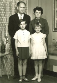 Iva Ondráčková s manželem Františkem a oběma dcerami Andreou a Noelou (mladší Noela měla první svaté přijímání), Zlín, květen 1971