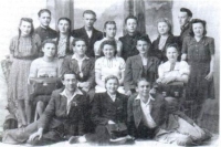 Середня школа № 1,8-А клас; І. Олещук (стоїть четвертий справа), м. Збараж, 1946 р.
