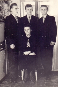 Bratři Kräusslovi with their mom, from the left František, Karel, Jiří