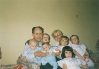 Iva Ondráčková s manželem Františkem a s nejstaršími šesti vnoučaty, (od Andrey děti Bianka, Ariela a Kamil, od Noely děti Daniel, Laura a Marcel), Zlín,  jaro 1987