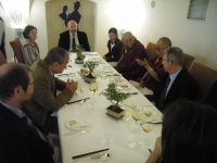 Společný oběd s Jeho Svátostí dalajlámou. Kromě něj jsou na snímku Alexandr Neuman, Karel Schwarzenberg nebo Oldřich Černý 