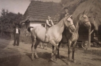 1956, Valentovce, rodná obec otce Ivana Gabala na východním Slovensku, v té době stále neelektrifikovaná a bez JZD