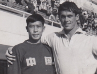 Vítězslav Svozil s čínským závodníkem Tsi Li Jun v roce 1957