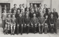 Oldřich Vašák se třídou na fotografii vpravo dole