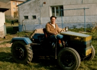 Albín Huschka při práci u svého domu v Koclířově