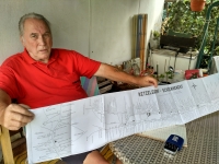 Albín Huschka s mapou předválečného Ketzelsdorfu, 2017