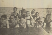Argentina, Leopold Eibel in a white tank top, Františka Eibelová in the bottom row, third from the left, circa 1930
