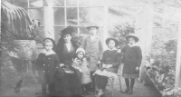 Babička a sourozenci prababičky Ilse. Zleva Alfred, Hermine, Eli, Herbert, Hertha, Ilse
