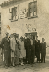 Dámské a pánské kadeřnictví pana Albina Huschky v Ketzelsdorfu (Koclířově), 1936