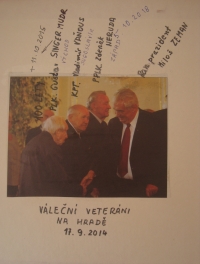 Vladimír Vaňous (uprostřed), schůzka Miloše Zemana a válečných veteránů (zleva) Gustava Singera, Vladimíra Vaňouse a Zdeňka Nerudy 