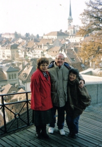 Autora svetového bestselleru Život po živote, Dr. Raymonda Moody sprevádzala na turné po Československu. (1992)