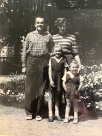 Rodinná rekreace v Mariánských Lázních (1956). Manžel Alois Soběhart, Marie Soběhartová, dcery Vlasta a Marie.